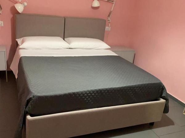 bbnapl'est : photo 1 de la chambre chambre triple avec salle de bains privative