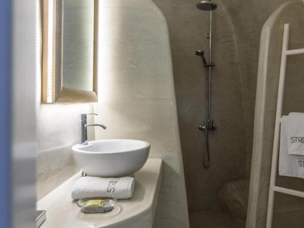 Strogili : photo 10 de la chambre family cave villa with hot tub and caldera view (2-4 adults)