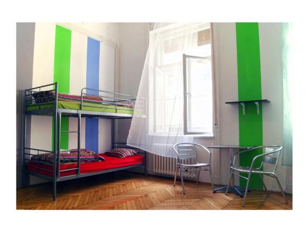 Westend Hostel : photo 3 de la chambre lit simple dans dortoir féminin de 3 lits