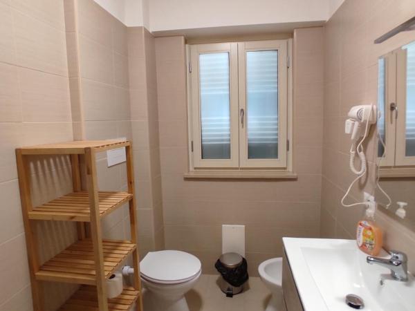 bbnapl'est : photo 3 de la chambre chambre familiale avec salle de bains privative