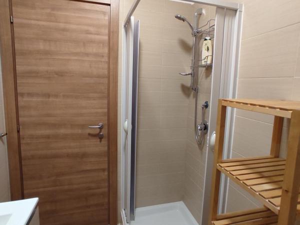 bbnapl'est : photo 2 de la chambre chambre familiale avec salle de bains privative