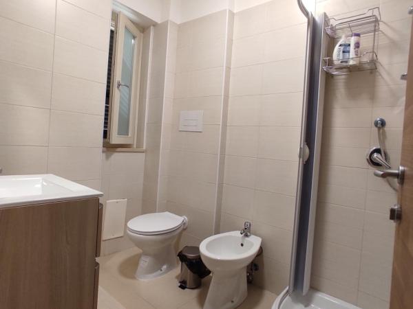 bbnapl'est : photo 1 de la chambre chambre double avec salle de bains privative