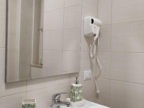 bbnapl'est : photo 5 de la chambre chambre double avec salle de bains privative