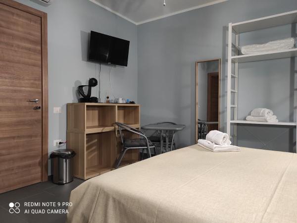 bbnapl'est : photo 4 de la chambre chambre double avec salle de bains privative