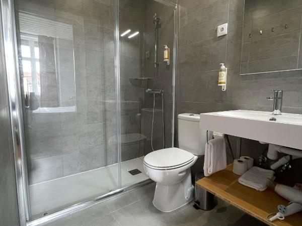 Lisbon Check-In Guesthouse : photo 4 de la chambre chambre double avec salle de bains privative