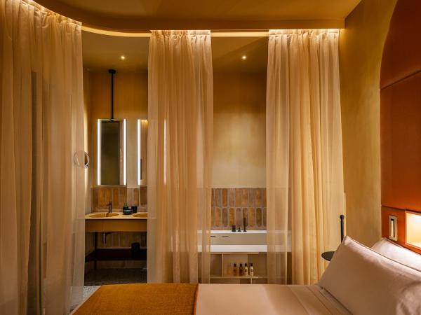 Enterprise Hotel Design & Boutique : photo 2 de la chambre suite lit queen-size avec baignoire spa