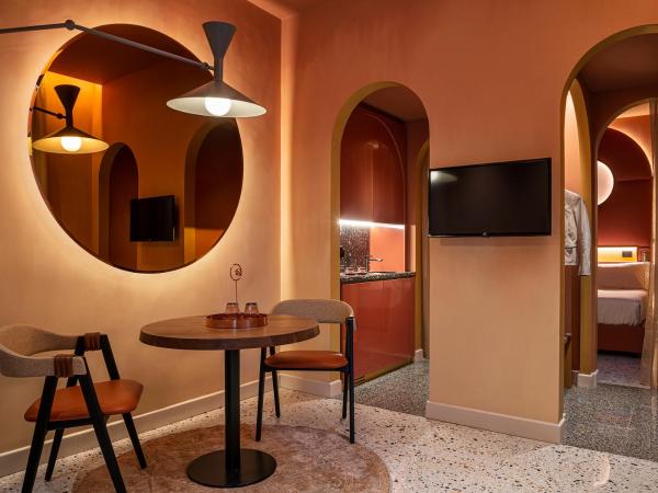 Enterprise Hotel Design & Boutique : photo 5 de la chambre suite lit queen-size avec baignoire spa