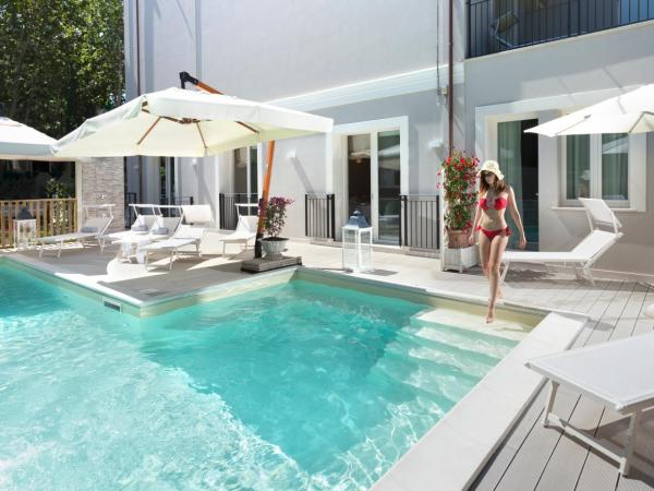 Rimini Suite Hotel : photo 8 de la chambre suite junior - vue sur piscine