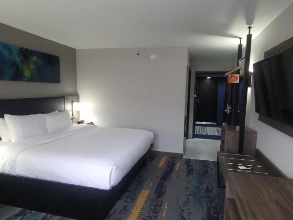 Clarion Pointe OKC Airport : photo 8 de la chambre chambre lit king-size standard - non-fumeurs