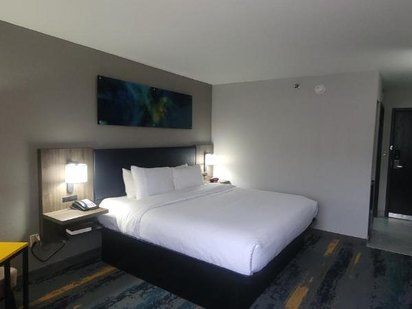 Clarion Pointe OKC Airport : photo 9 de la chambre chambre lit king-size standard - non-fumeurs