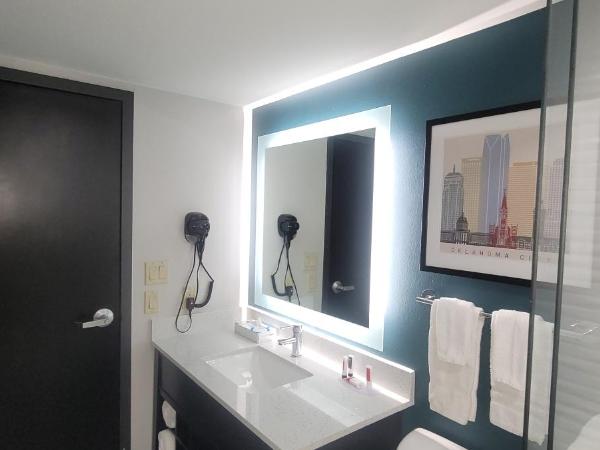 Clarion Pointe OKC Airport : photo 6 de la chambre chambre standard avec 2 lits queen-size - non-fumeurs