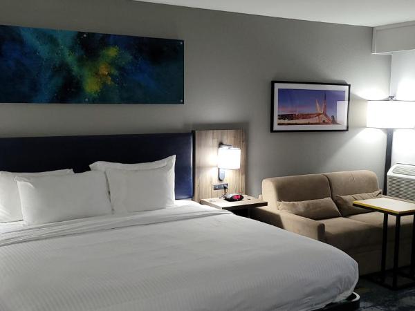 Clarion Pointe OKC Airport : photo 6 de la chambre king suite - non smoking/no pets