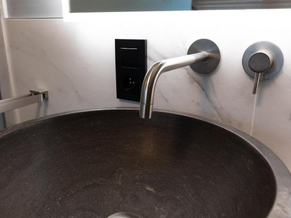 Boris & Barney : photo 5 de la chambre chambre lit queen-size avec baignoire spa