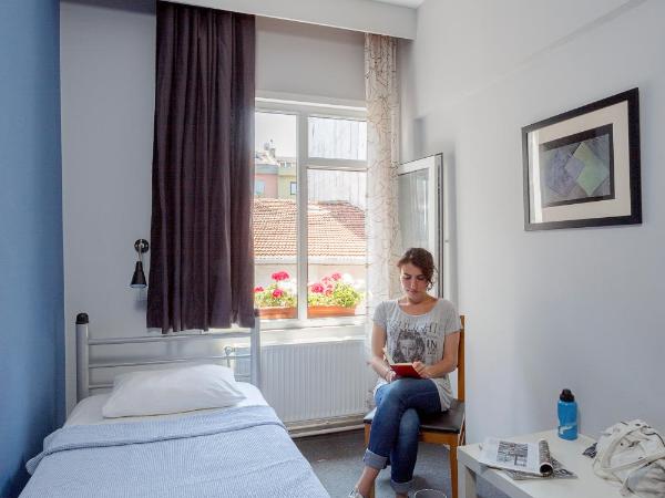 Hush Hostel Lounge : photo 4 de la chambre petite chambre simple avec salle de bains commune