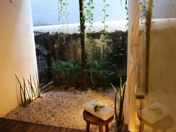 Casa de Las Palomas Boutique Hotel by Paloma's Hotels - Adults Only : photo 5 de la chambre chambre lit king-size - vue sur jardin