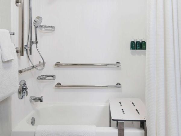 Sonesta ES Suites Dallas Medical Market Center : photo 5 de la chambre one-bedroom king suite - mobility accessible with roll-in shower