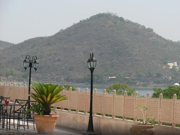 Radisson Blu Udaipur Palace Resort & Spa : photo 4 de la chambre superior room with recreational escapade: inclusions game galaxy usage for 1hr for 1 person and 50 % off on all spa and salon treatments,10% off on laundry services,10% off on hotel travel desk services.