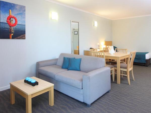 Manly Marina Cove Motel : photo 4 de la chambre chambre familiale avec terrasse - rez-de-chaussée 