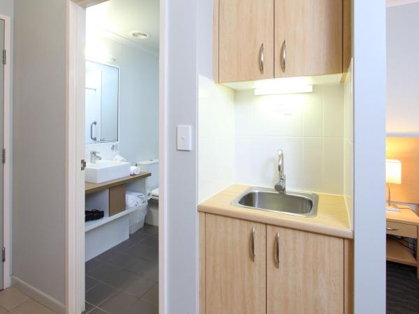 Manly Marina Cove Motel : photo 7 de la chambre studio lit king-size avec terrasse - rez-de-chaussée 