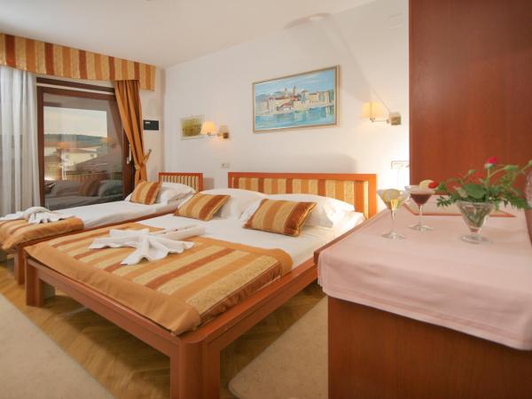 Hotel Trogirski Dvori : photo 7 de la chambre chambre triple avec balcon