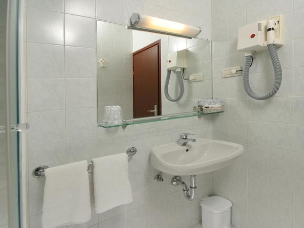 Hotel Trogirski Dvori : photo 10 de la chambre chambre triple avec balcon