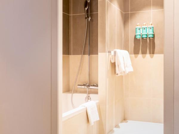 Novotel Paris Orly Rungis Aéroport : photo 4 de la chambre suite familiale avec 1 lit double et 2 canapés-lits