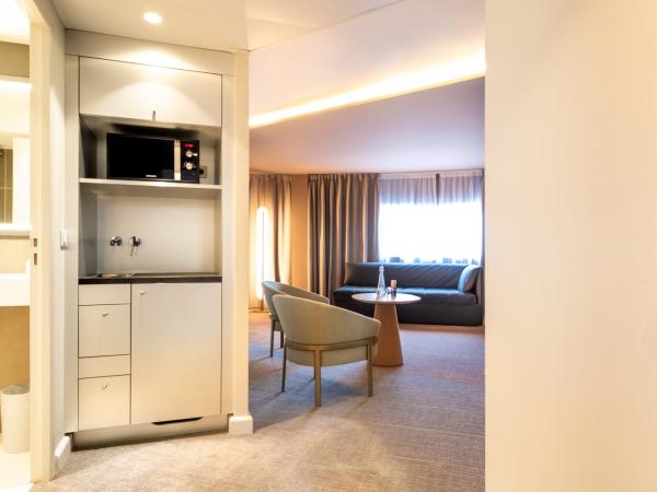 Novotel Paris Orly Rungis Aéroport : photo 5 de la chambre suite familiale avec 1 lit double et 2 canapés-lits