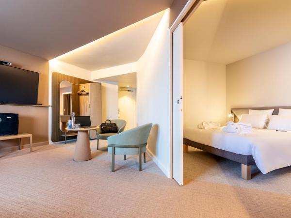 Novotel Paris Orly Rungis Aéroport : photo 6 de la chambre suite familiale avec 1 lit double et 2 canapés-lits