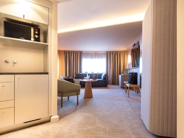 Novotel Paris Orly Rungis Aéroport : photo 2 de la chambre suite familiale avec 1 lit double et 2 canapés-lits