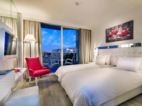 Le Bleu Hotel & Resort Kusadasi : photo 4 de la chambre chambre triple