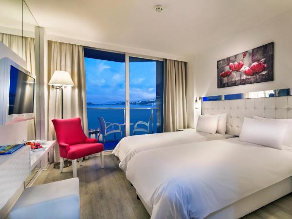 Le Bleu Hotel & Resort Kusadasi : photo 9 de la chambre chambre double ou lits jumeaux - vue sur mer