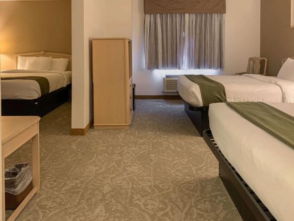 Quality Inn Albuquerque East I-40 Juan Tabo Exit : photo 2 de la chambre chambre avec 3 lits queen-size - non-fumeurs