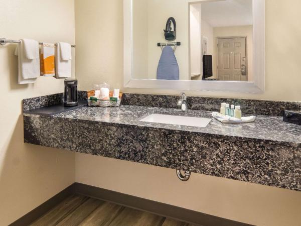 Quality Inn & Suites Dallas-Cityplace : photo 1 de la chambre chambre lit king-size - fumeurs