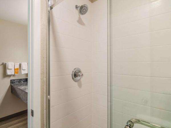 Quality Inn & Suites Dallas-Cityplace : photo 1 de la chambre suite lit king-size – non-fumeurs