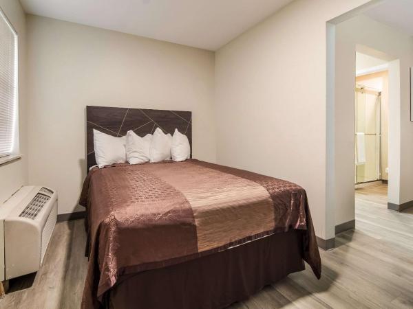 Quality Inn & Suites Dallas-Cityplace : photo 3 de la chambre suite lit king-size – non-fumeurs