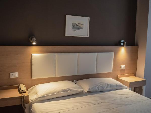 Hotel Mediterraneo : photo 3 de la chambre chambre double ou lits jumeaux