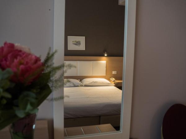 Hotel Mediterraneo : photo 4 de la chambre chambre double ou lits jumeaux