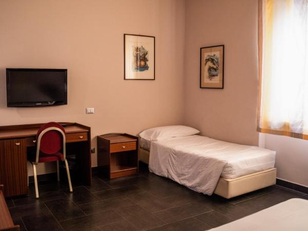 Hotel Mediterraneo : photo 2 de la chambre chambre quadruple