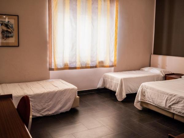 Hotel Mediterraneo : photo 1 de la chambre chambre quadruple