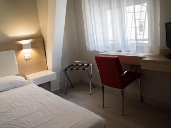 Hotel Mediterraneo : photo 4 de la chambre chambre simple supérieure