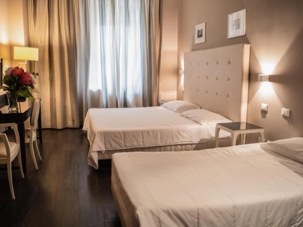 Hotel Mediterraneo : photo 4 de la chambre chambre quadruple supérieure 