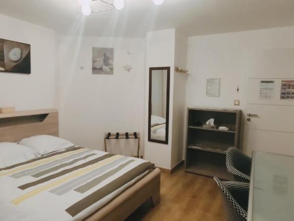 Chambre d'hôtes Au Coeur De NancyB&B : photo 10 de la chambre chambre familiale avec salle de bains commune