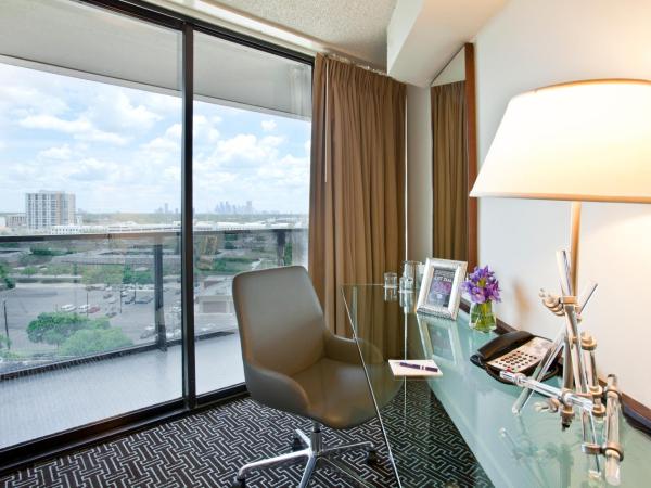 Hotel Derek Houston Galleria : photo 5 de la chambre suite lit king-size standard avec balcon