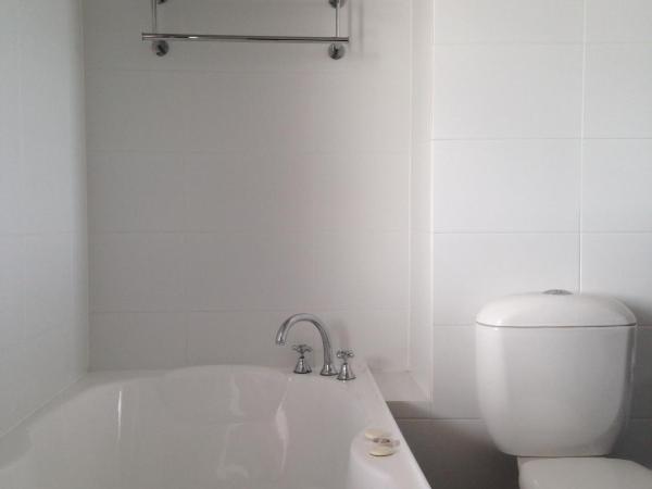 Auldington Hotel : photo 3 de la chambre chambre lit queen-size de luxe avec baignoire spa - vue sur ville