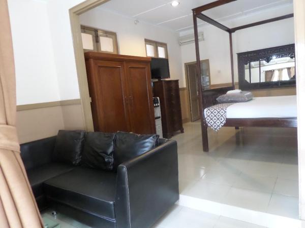 Ndalem Suratin Guesthouse : photo 8 de la chambre suite