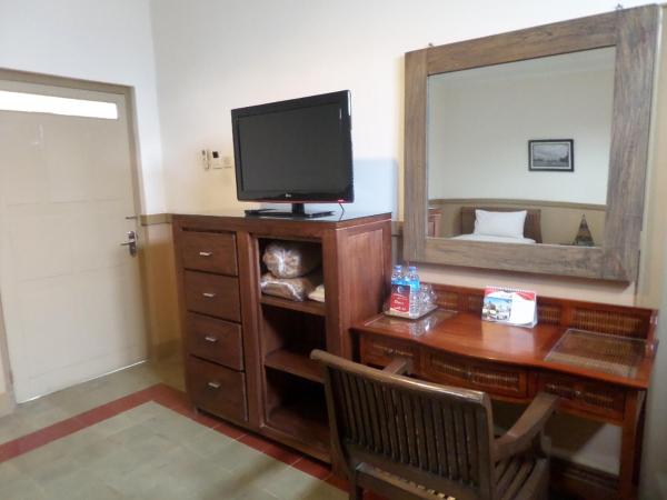 Ndalem Suratin Guesthouse : photo 7 de la chambre chambre deluxe double ou lits jumeaux