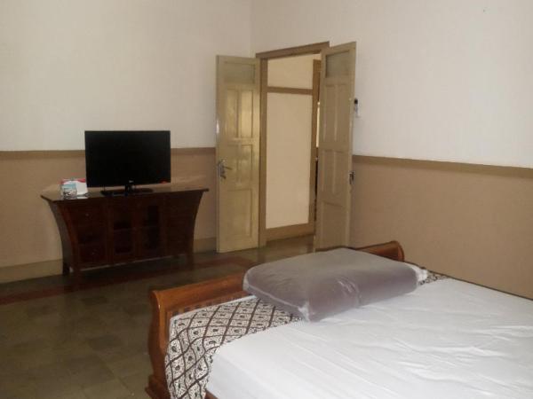 Ndalem Suratin Guesthouse : photo 8 de la chambre chambre deluxe double ou lits jumeaux