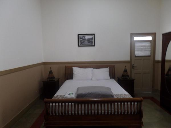 Ndalem Suratin Guesthouse : photo 10 de la chambre chambre deluxe double ou lits jumeaux
