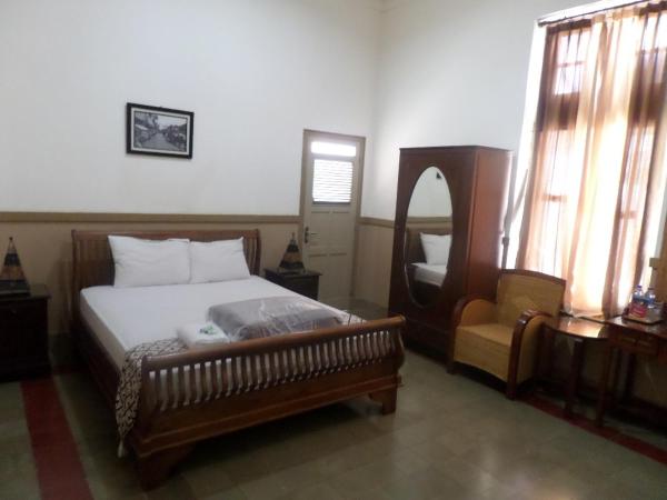 Ndalem Suratin Guesthouse : photo 1 de la chambre chambre deluxe double ou lits jumeaux