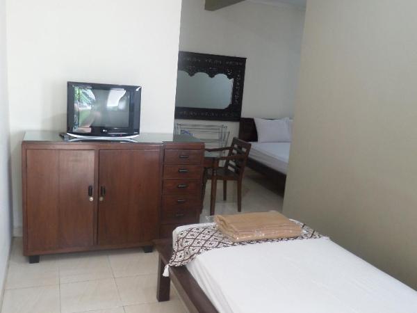 Ndalem Suratin Guesthouse : photo 4 de la chambre chambre familiale